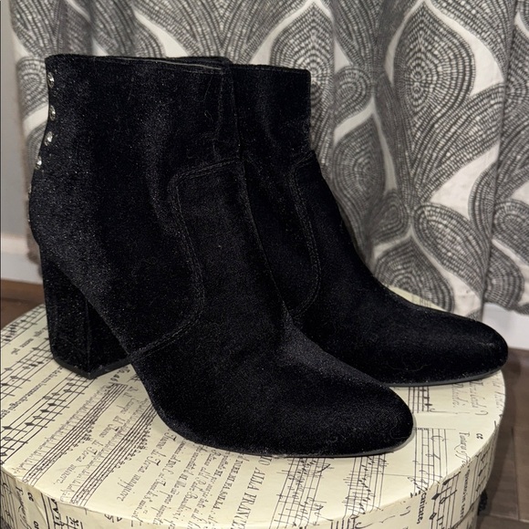 G by Guess Black Velvet Studded Booties SZ 8.5 - Picture 3 of 6